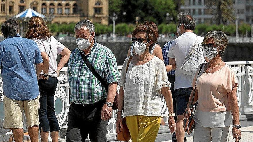 Tres personas con mascarilla, ayer en el paseo de La Concha.