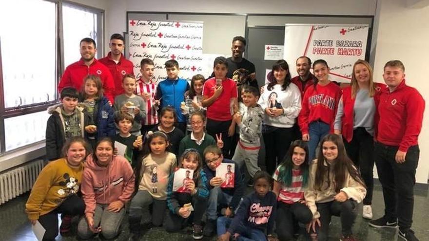 Iñaki Williams, tarde solidaria con niños y niñas de Cruz Roja Bizkaia