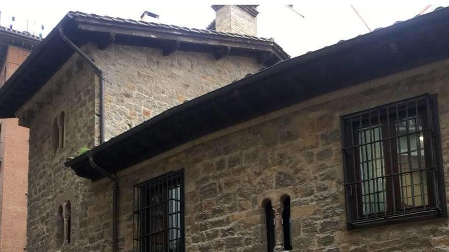 Casa del gótico civil pamplonés (siglo XIII) y sede de la institución.
