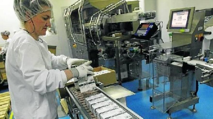 Una empleada de Cinfa, una de las empresas que más crece.