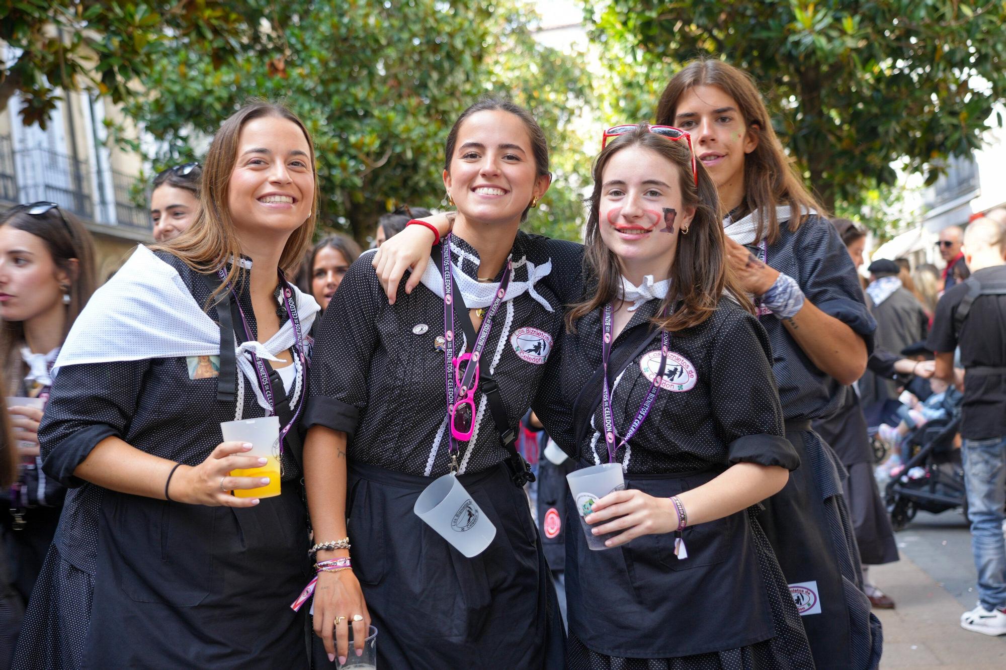 En imágenes: Blusas y neskas desfilan en el primer paseíllo