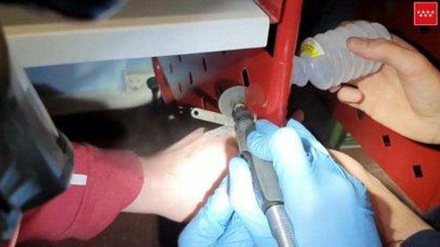 Los bomberos liberan el dedo de un joven atrapado en una mesa de ordenador