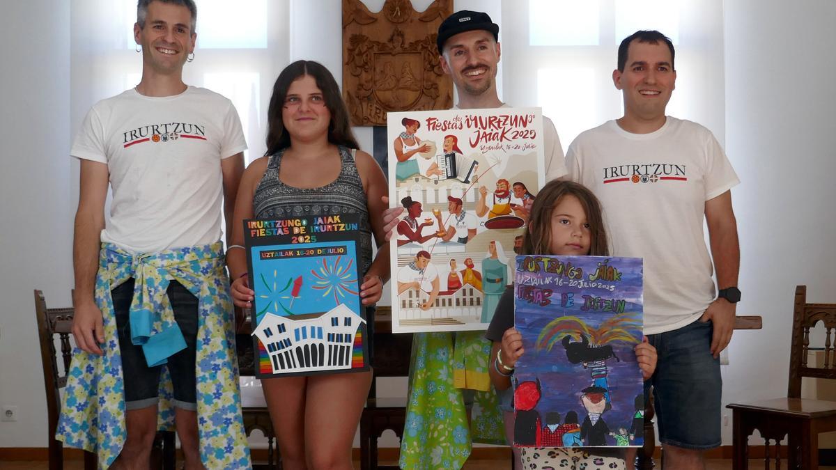 Los ganadores del concurso de carteles: Usua Ongay, Ibai Viñas y Ari Burgos, recibieron sus premios de manos del alcalde, Unai Razkin, y el edil Joseba Royo.