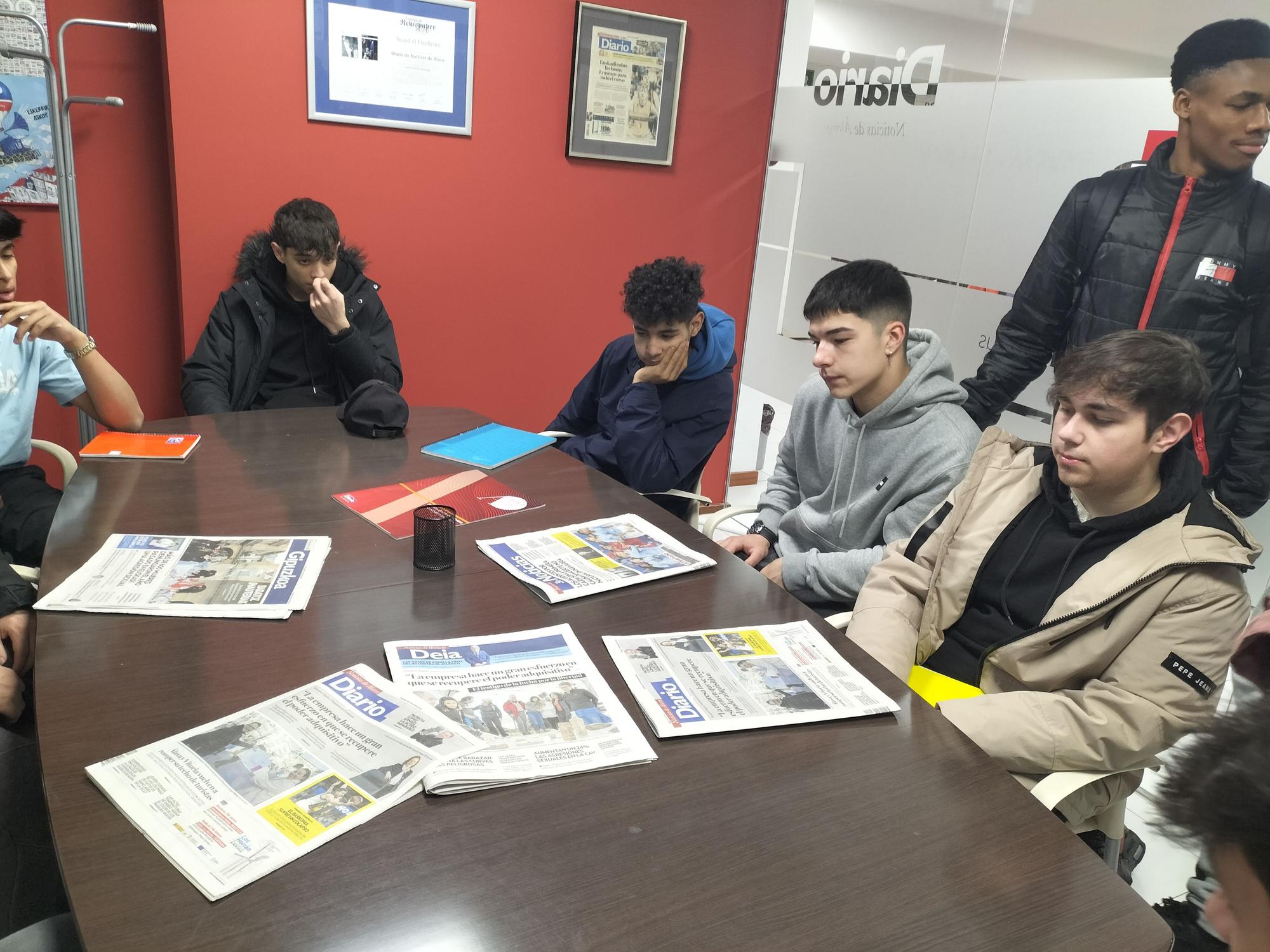 En imágenes: Los alumnos de 2° de mecánica de EPA El Carmen visitan Diario de Noticias de Álava