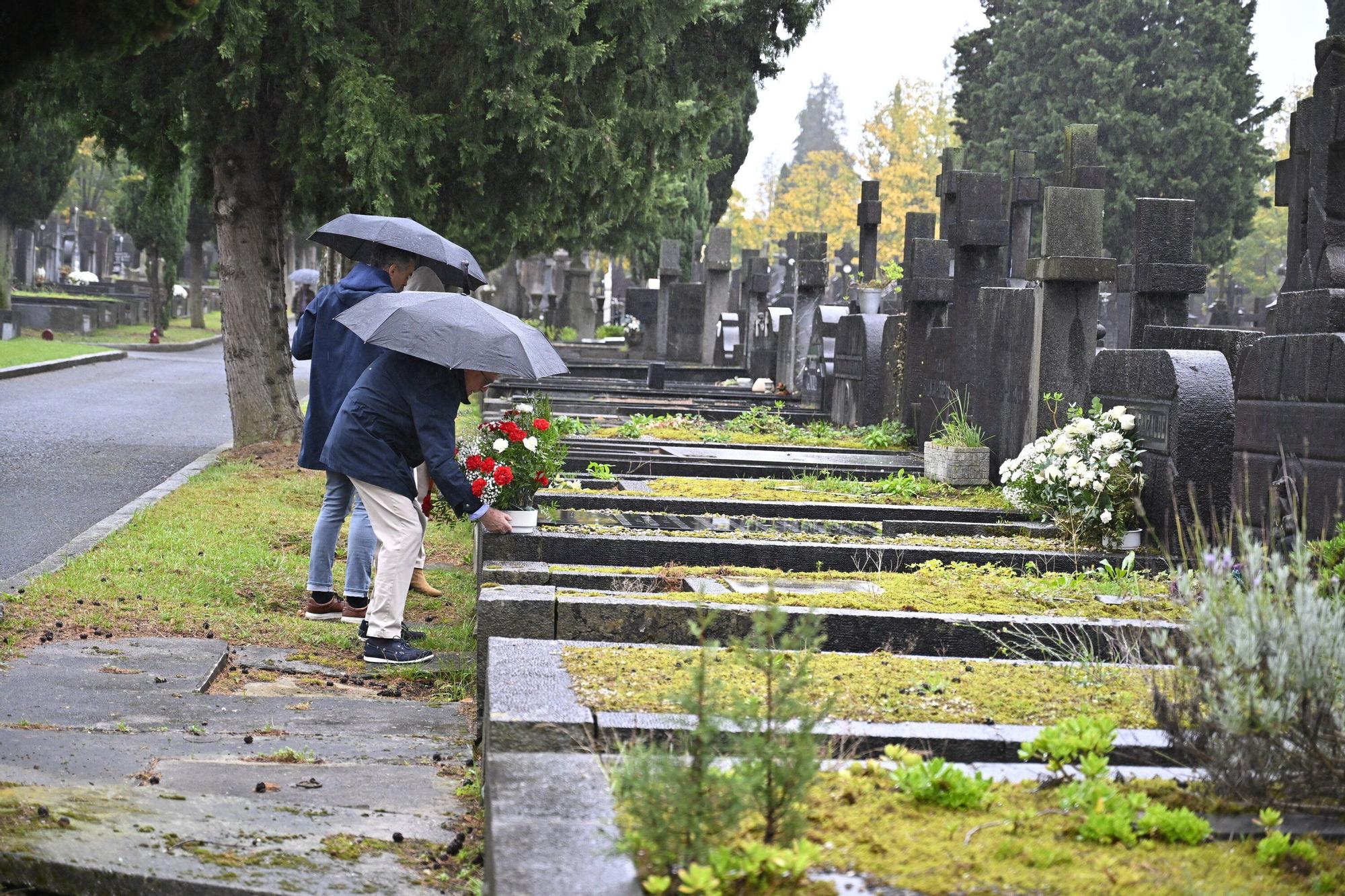 En imágenes: así se vive el día de Todos los Santos en el cementerio de Bilbao