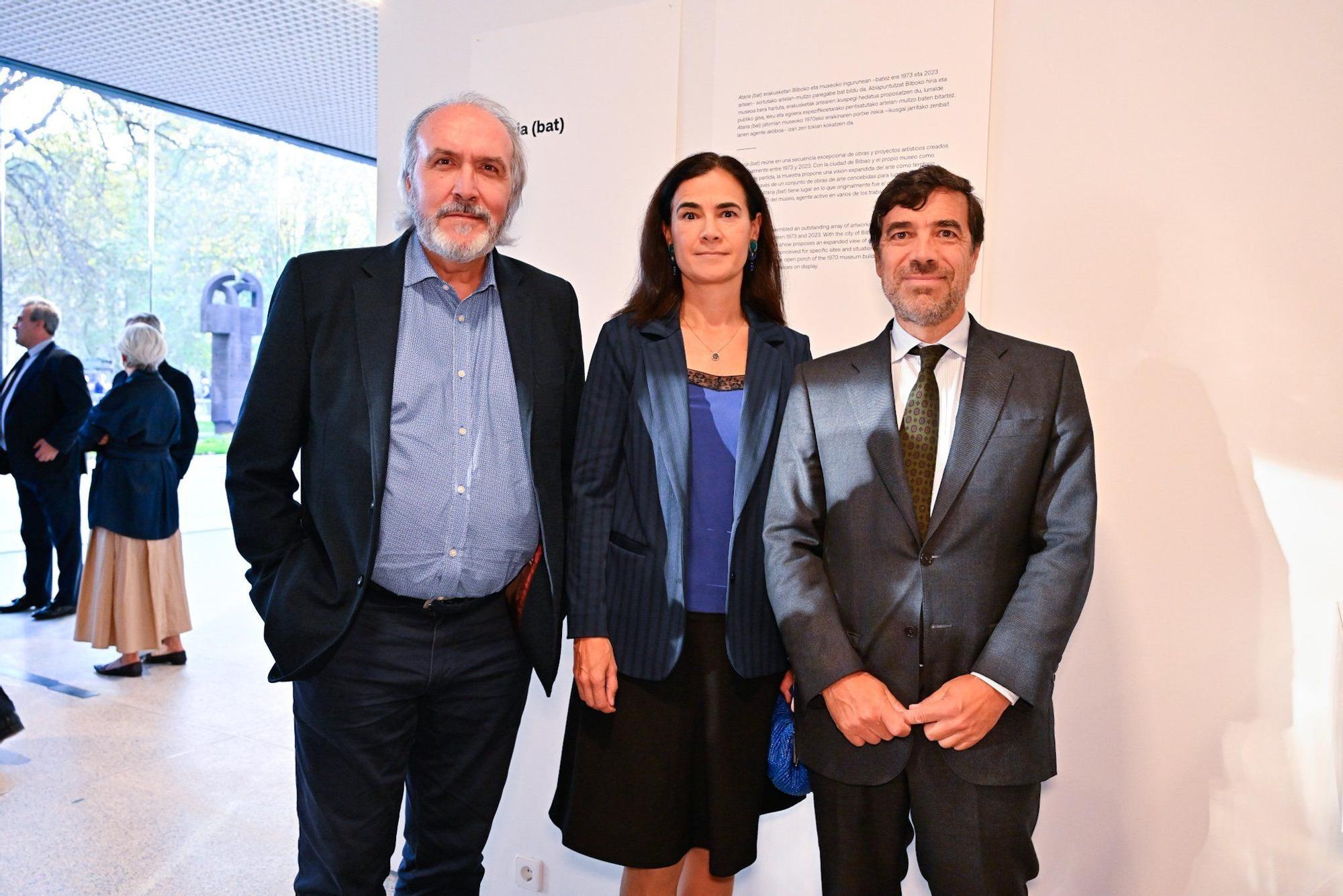 El historiador y etnógrafo Alberto Santana, Laura Abasolo y el presidente de Kutxabank, Anton Arriola.