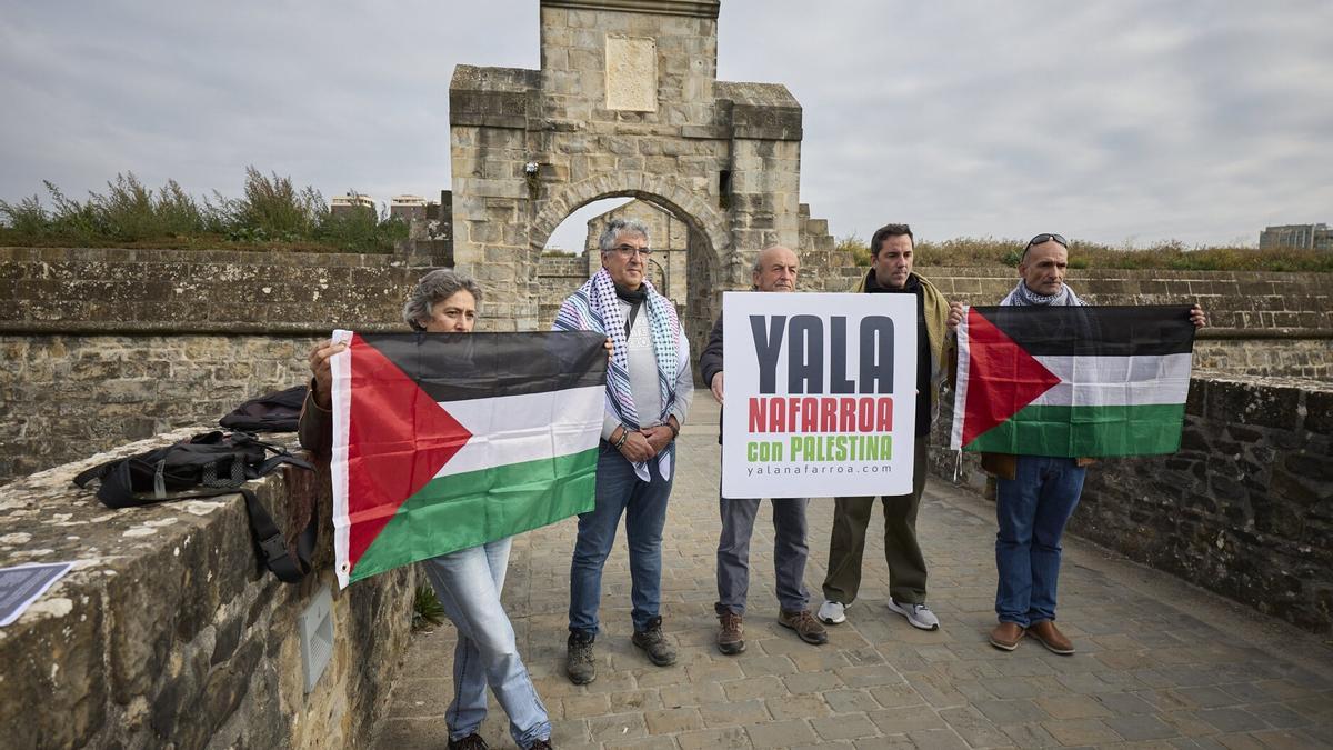 Miembros de Yala Nafarroa con Palestina en la Ciudadela, durante la comparecencia para presentar la manifestación este sábado..