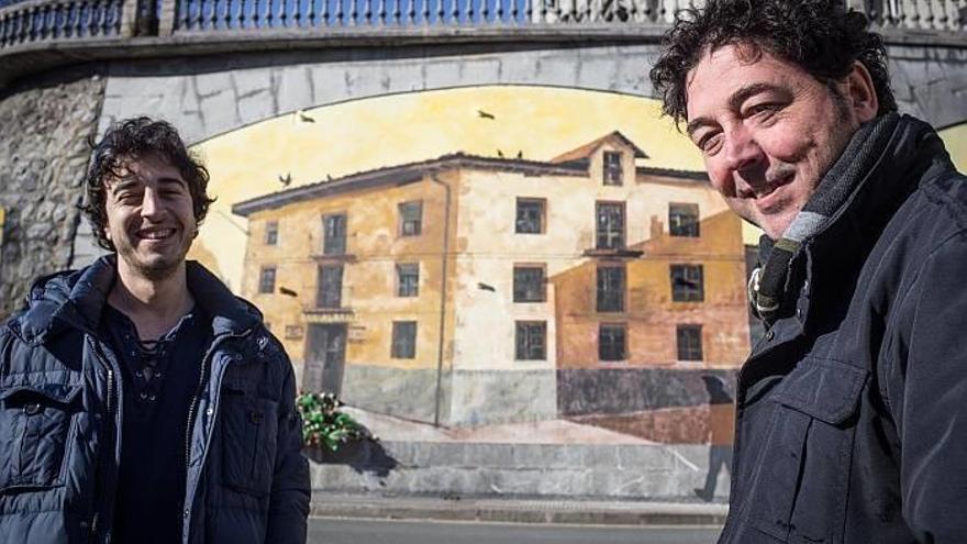 Aritz Muguerza y Carlos Baudilio Morales, frente al mural que recuerda lo sucedido el 20 de enero de 1980.