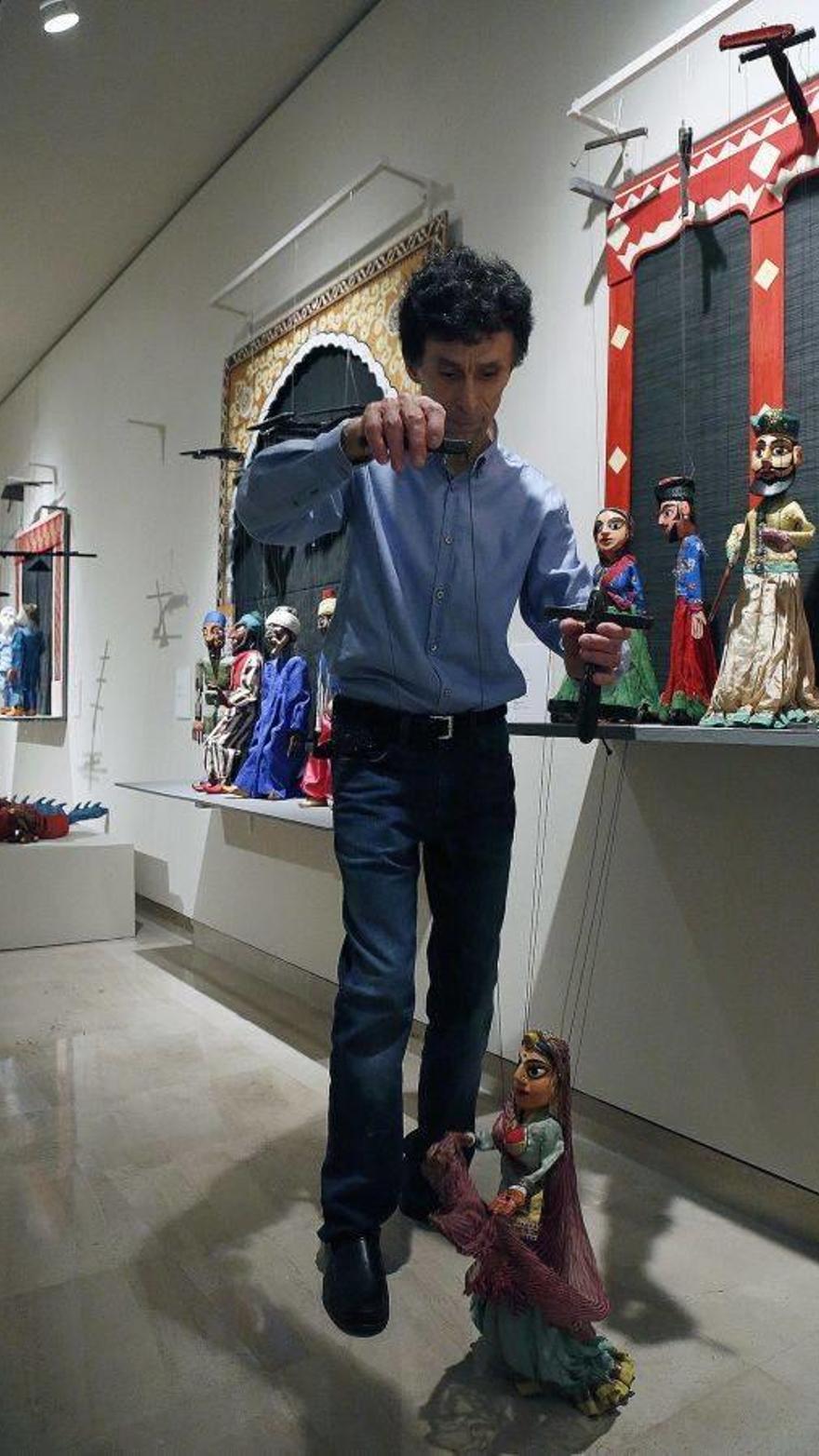 Salvadore Robles\, image size:880x1564