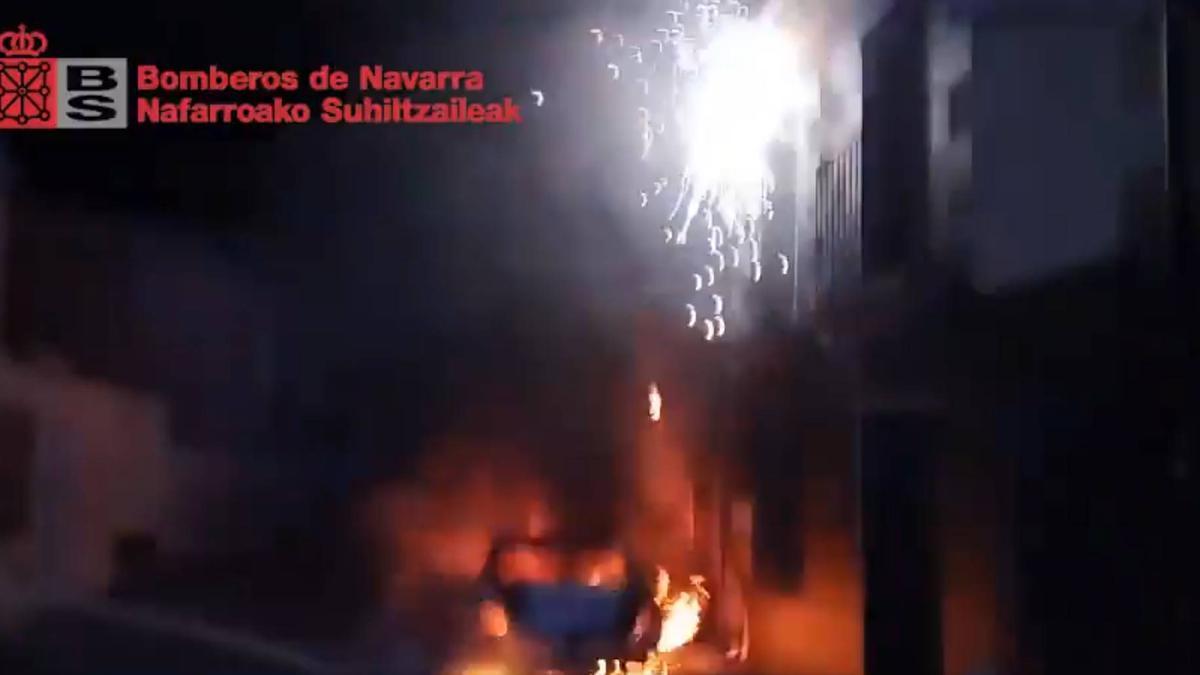 Vídeo de las explosiones de un trenzado eléctrico por el incendio de un coche en Buñuel