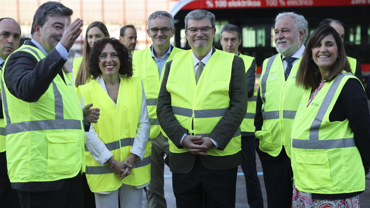 La viceconsejera de Transición Energética, Irantzu Allende, el alcalde de Bilbao, Juan Mari Aburto y la concejal de movilidad Nora Abete visitan las cocheras de Bilbobus.