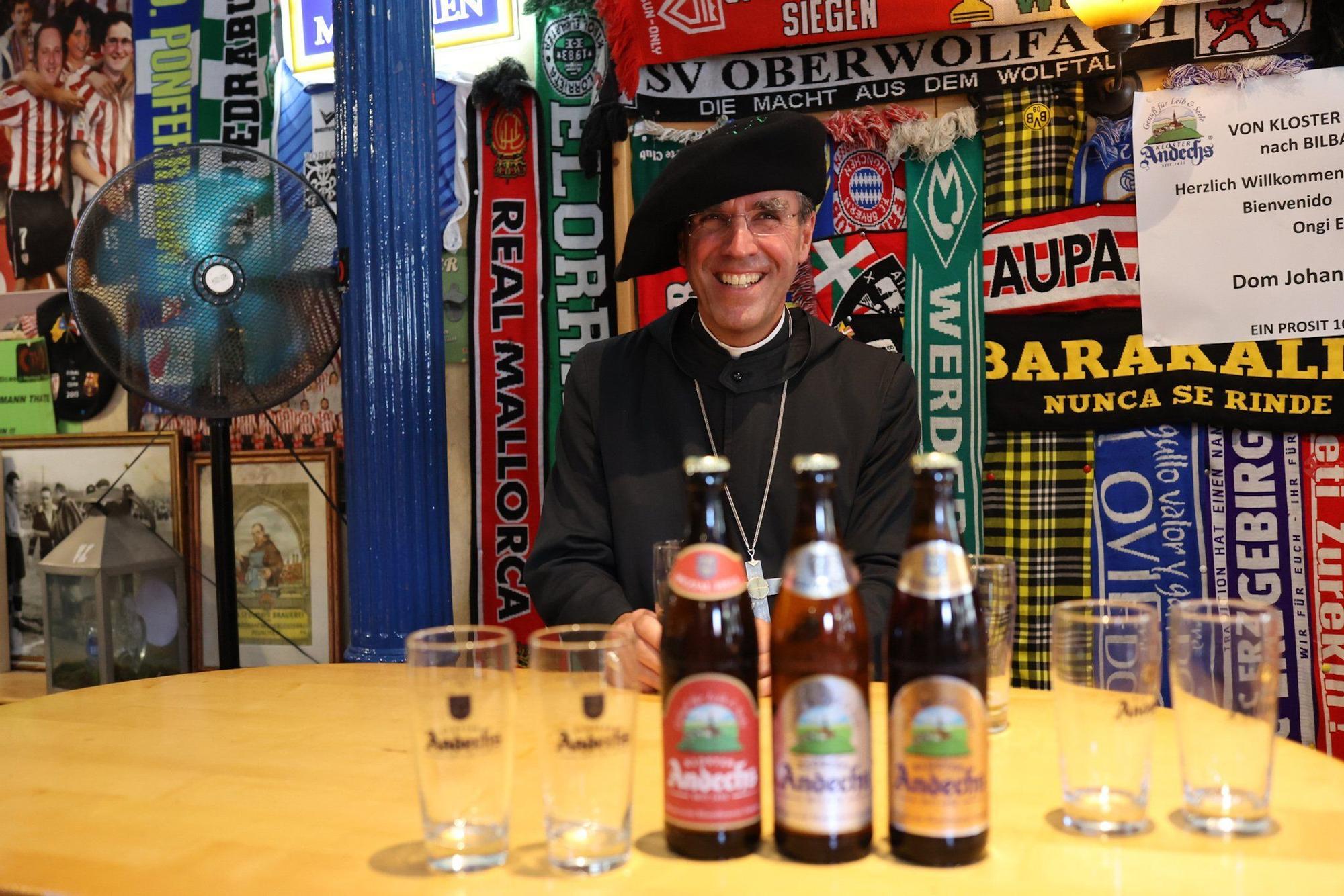 El abad benedictino Johannes Eckert presenta en Bilbao las cervezas que produce en el monasterio de Andechs
