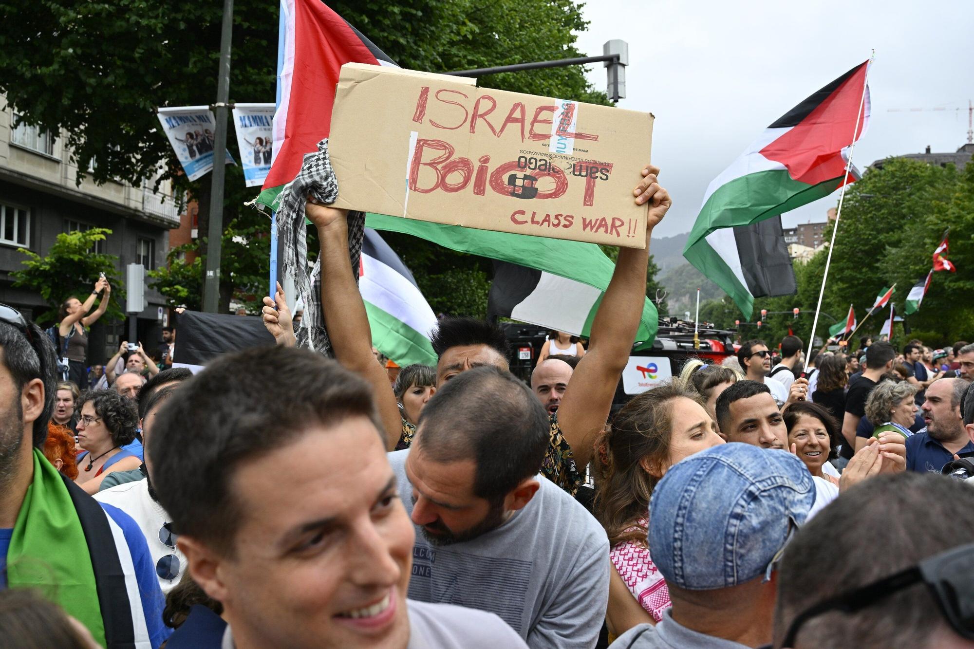 En imágenes: protesta contra el Israel al paso de la La Vuelta por Bilbao