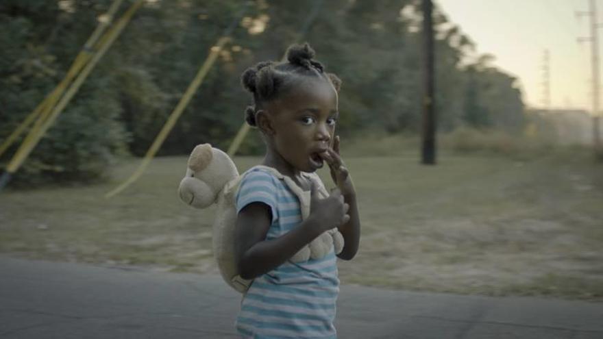 ‘La vida y nada más’ denuncia lo mismo que ‘Detroit’, pero el tono del director español huye del tremendismo para palpar una suerte de estremecedor humanismo.