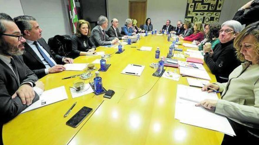 La mesa contra la brecha debate cómo abrir la puerta de la industria a la mujer