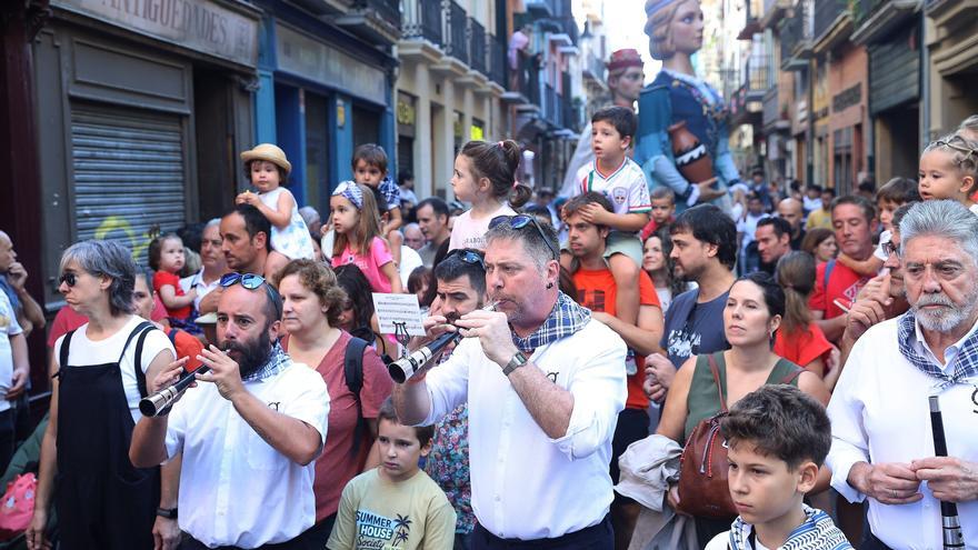 La Comparsa de Gigantes del Casco Viejo recoge el testigo de las dianas y llevan la emoción a todo su barrio