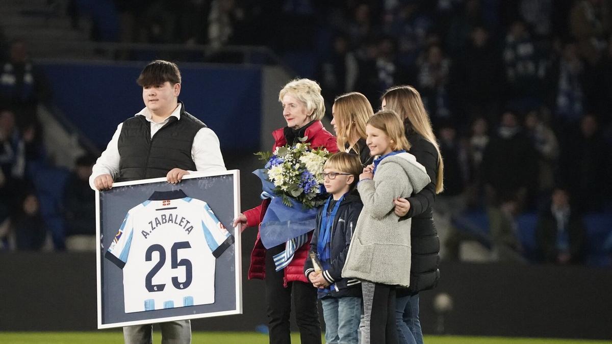 Familiares de Zabaleta, durante el homenaje organizado por la Real el 17 de diciembre de 2023 en Anoeta, tras un partido contra el Betis.