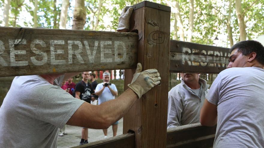 Fotos de la colocación del vallado para los encierros de San Fermín 2026