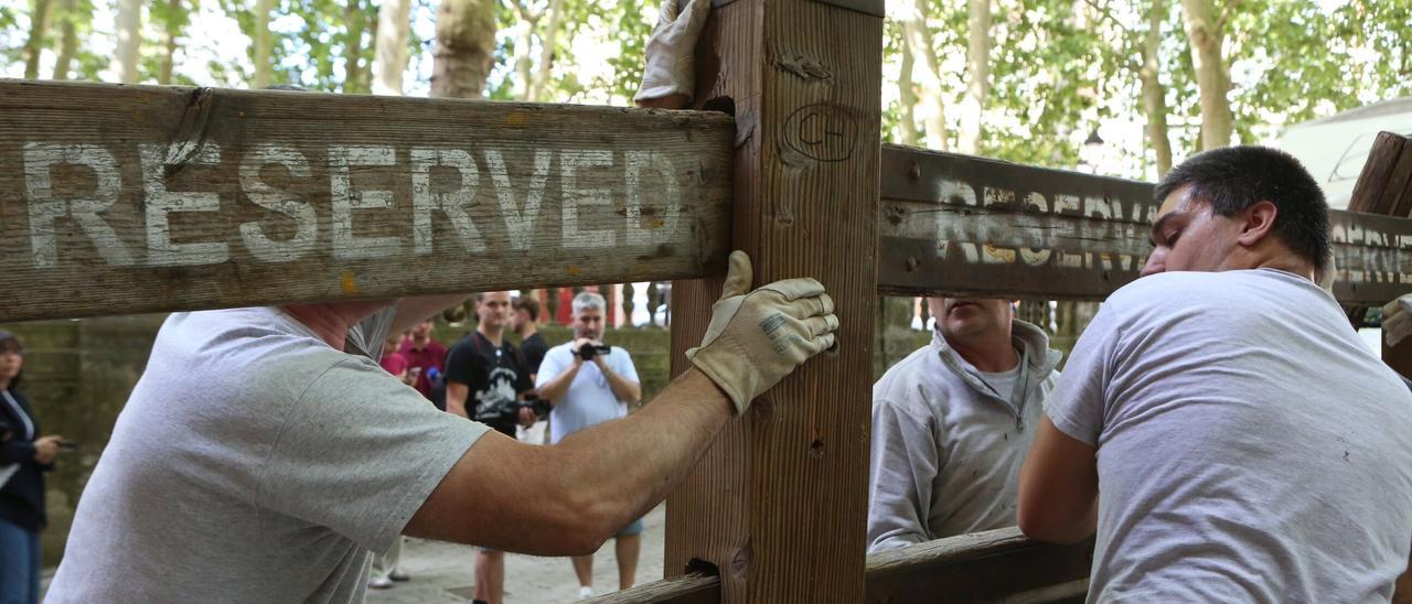 Fotos de la colocación del vallado para los encierros de San Fermín 2026