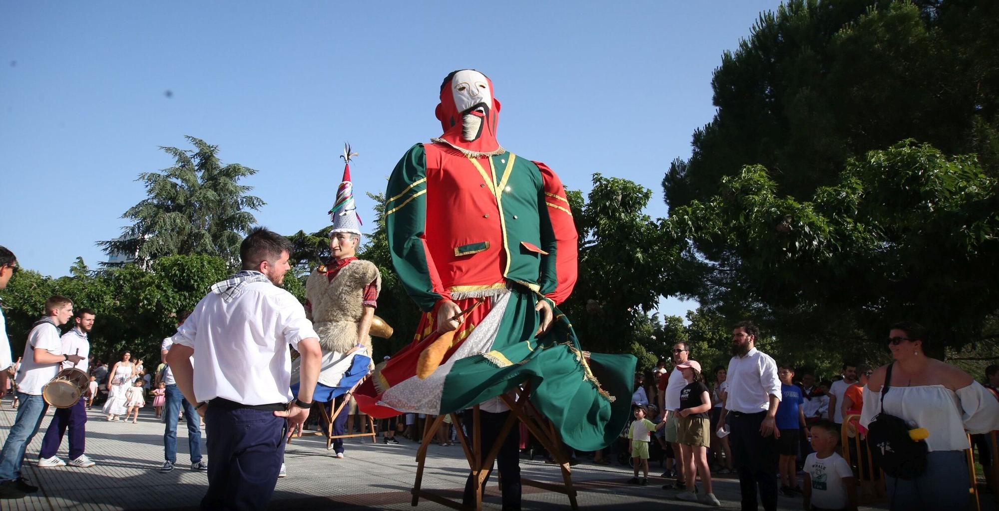 El chupinazo de fiestas del barrio de San Juan, en imágenes