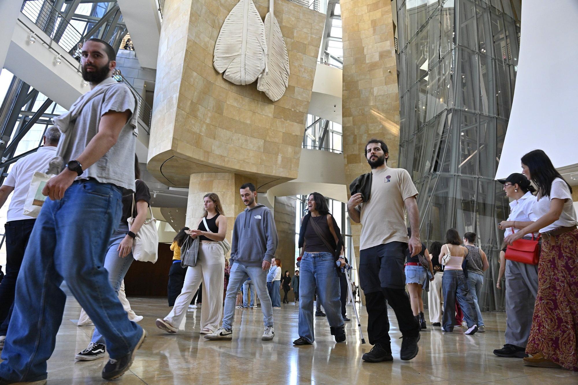 El Museo Guggenheim acoge a miles de visitantes en su 28º cumpleaños