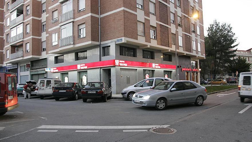 Exterior de la oficina del Banco de Vasconia que intentaron atracar el 4 de enero de 2005, en la plaza de los Sauces de Barañáin.