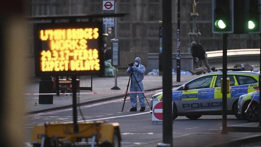 La policía científica recoge evidencias en el lugar del ataque terrorista en el puente de Westminster en Londres.