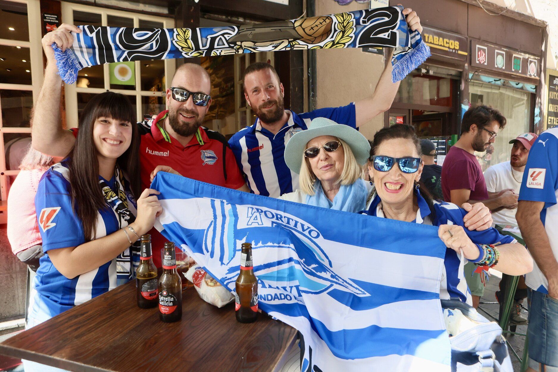 En imágenes: las aficiones de Alavés y Atlético se dejan notar en Vitoria