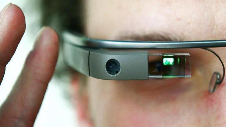 Un hombre con las nuevas Google Glass, la gran apuesta futurista de la compañía de Silicon Valley.