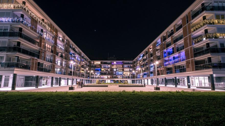 Etxebarri ilumina balcones y bailará estas navidades por una causa solidaria