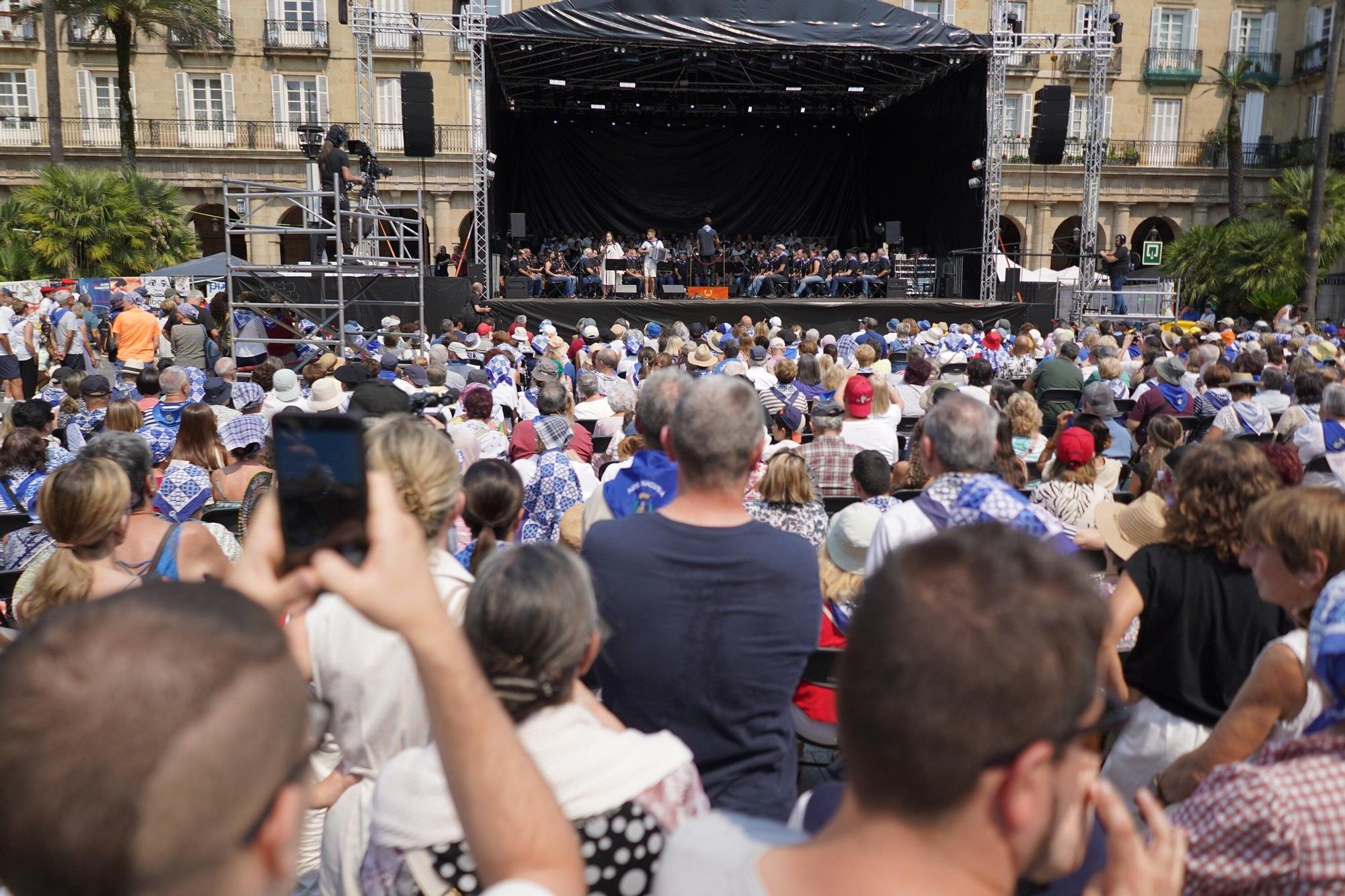 En imágenes: alarde de Txistularis en la Plaza Nueva de Bilbao por Aste Nagusia