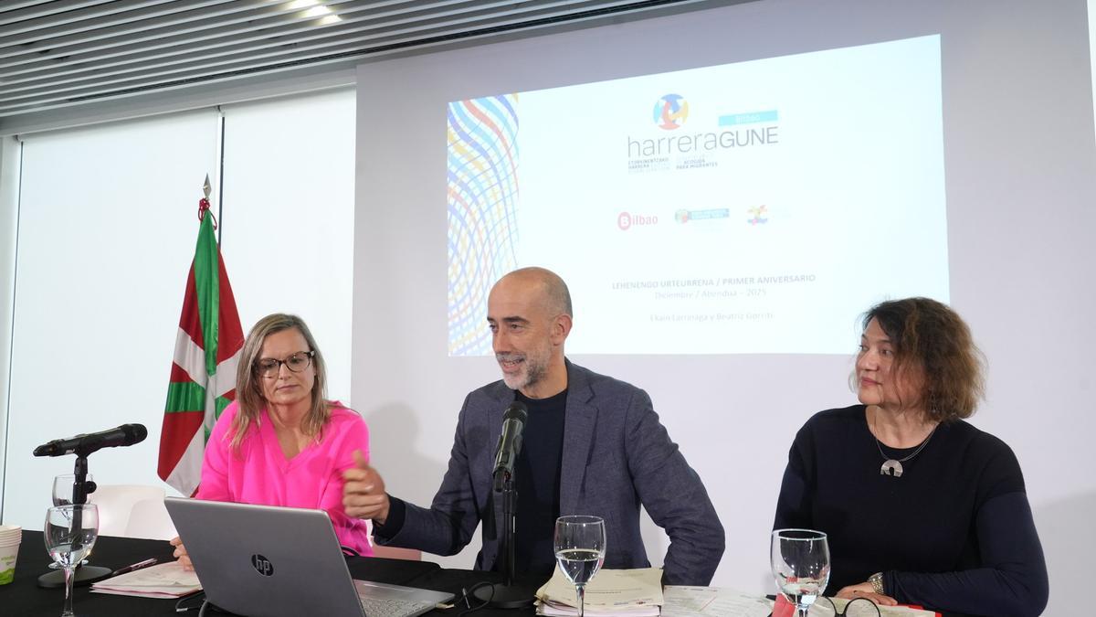 Beatriz Gorriti, coordinadora de Harreragune; Ekain Larrinaga, técnico del Ayuntamiento; y Gloria Rendón, consultora experta en migraciones, durante la presentación del informe anual del servicio.