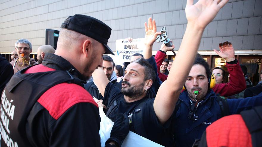 Tensión en la concentración de docentes de FP ante el Foro del Baluarte