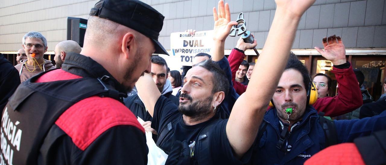 FOTOS | Momentos de tensión en la concentración de docentes de FP ante el Foro del Baluarte