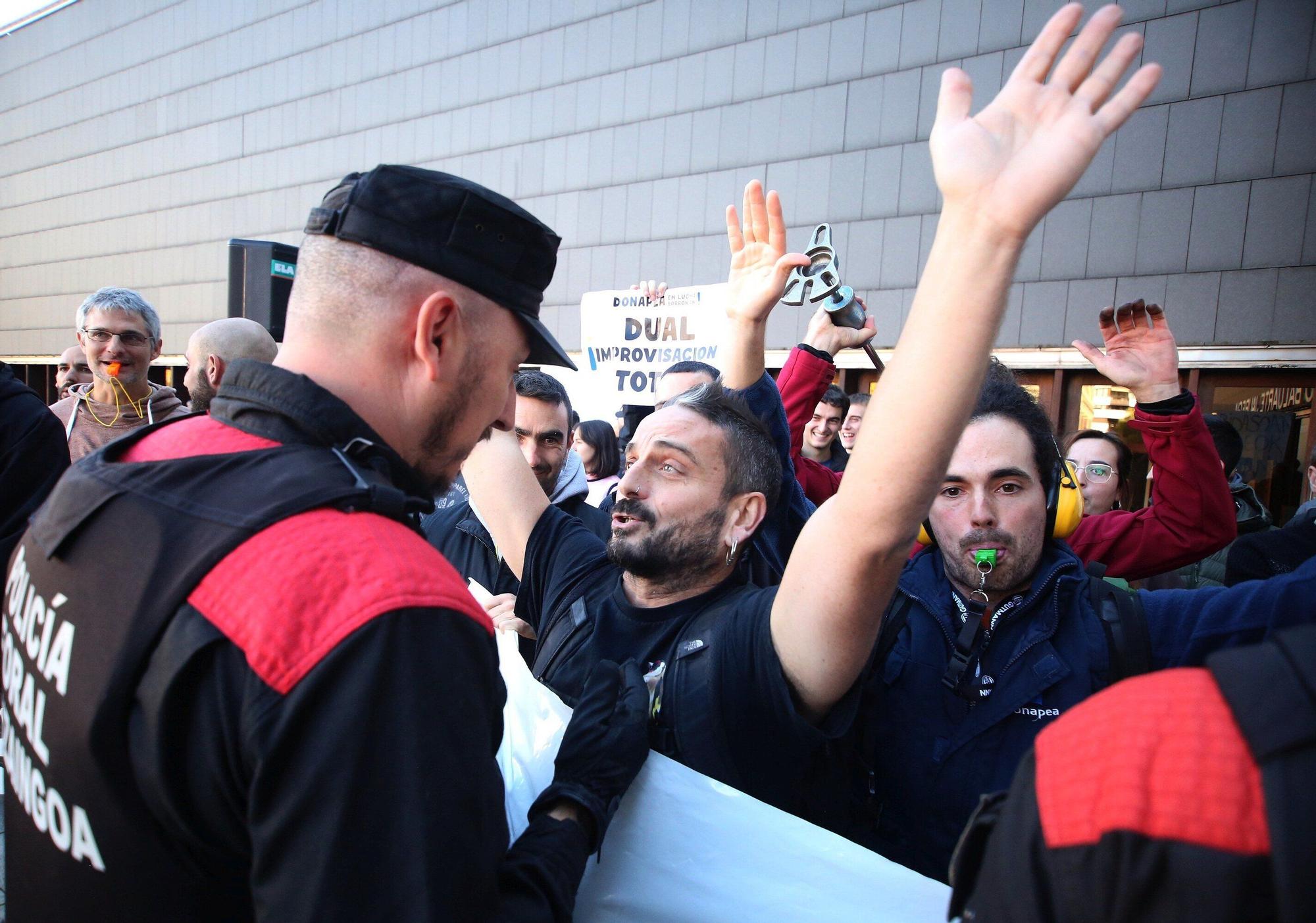 FOTOS | Momentos de tensión en la concentración de docentes de FP ante el Foro del Baluarte