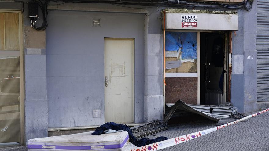 Incendia una lonja con su pareja dentro en Atxuri: "Si no grito, se quema medio edificio"