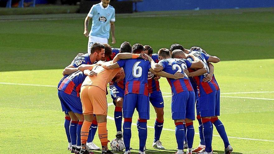 Los jugadores del Eibar tratarán de lograr hoy su primer triunfo de la temporada 2020-21. Foto: Javi Colmenero