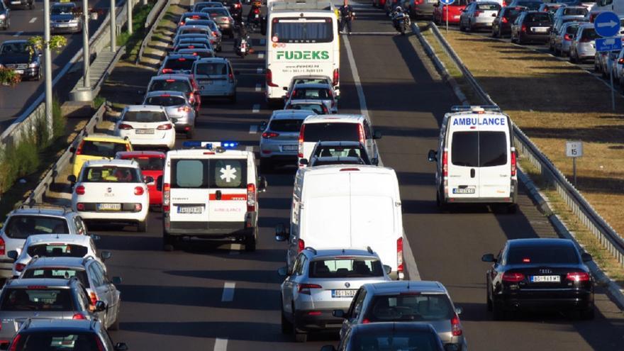 La DGT va a obligar a crear un pasillo de emergencia: así debes actuar