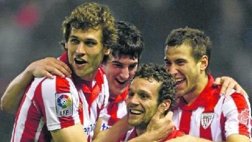 Fernando Llorente, Mikel San José y Borja Ekiza felicitan a Koikili Lertxundi después de que el de Otxandio centrara el balón que Fazio introdujo en su portería.