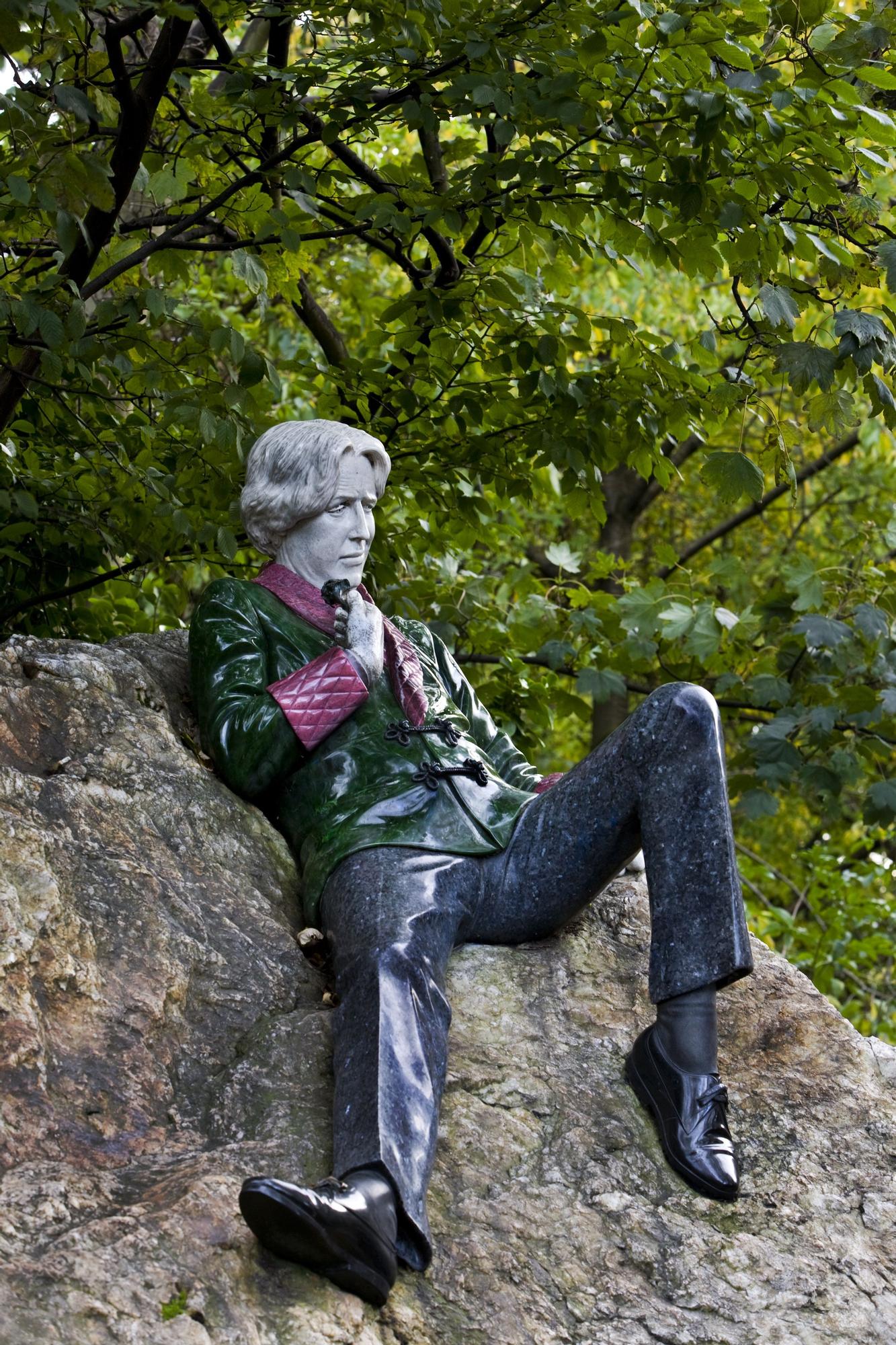 Dublín 06 Oscar Wilde statue, Merrion Square, Dublin.jpg