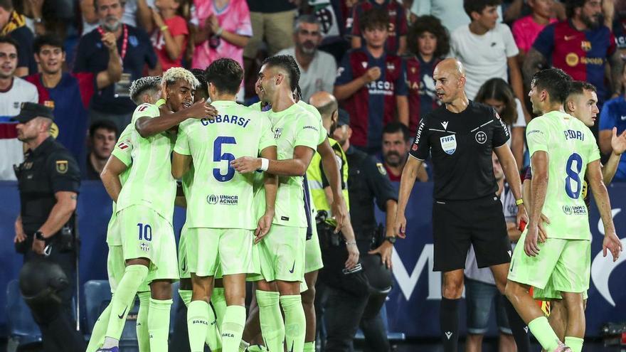 El Barça remonta y sobrevive al Levante