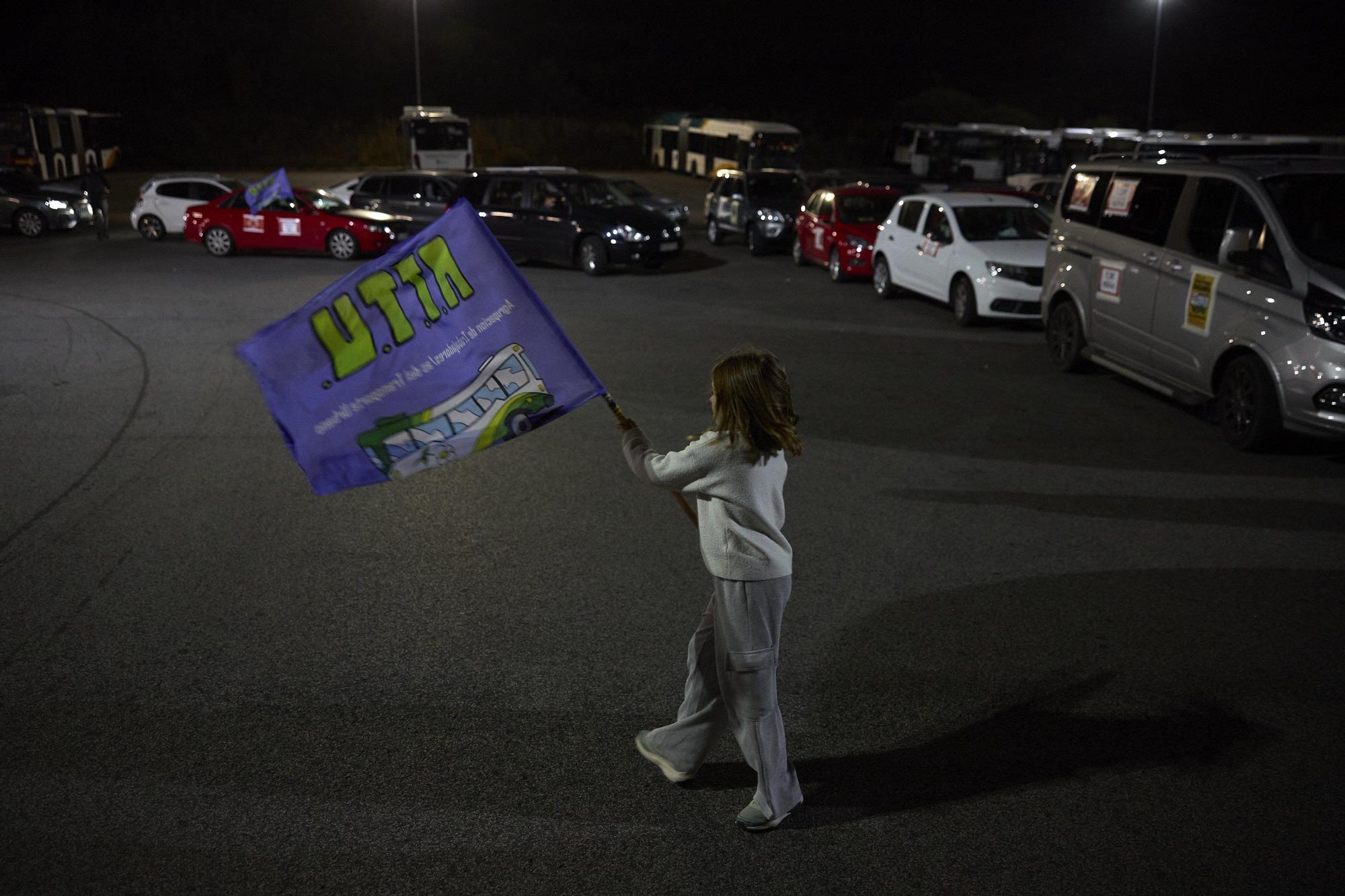Caravana de coches de trabajadores de villavesas que exigen desatascar la negociación del convenio
