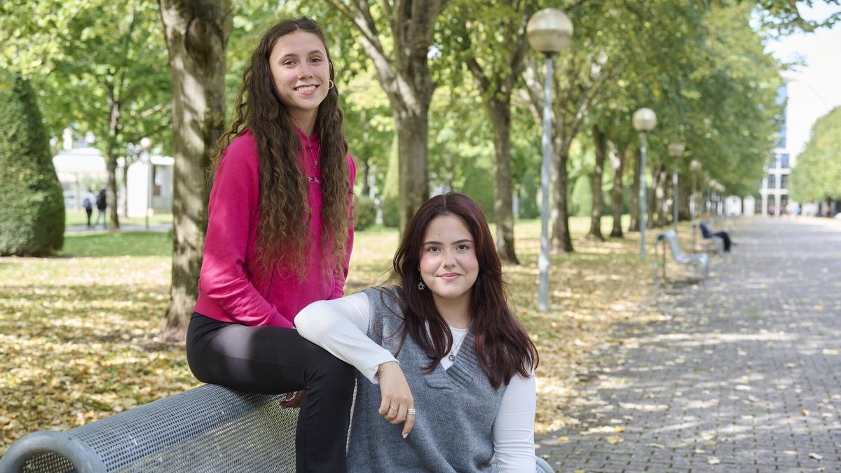 De i a d. Amaia Burguete e Izaskun Macho estudiantes y mentoras de la UPNA posan en el campus de Arrosadia.