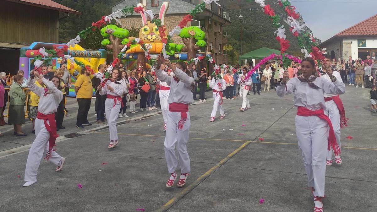 Los dantzaris recorrerán las calles tras la misa de 12.00. / E. Castresana Los dantzaris recorrerán las calles tras la misa de 12.00. / E. Castresana