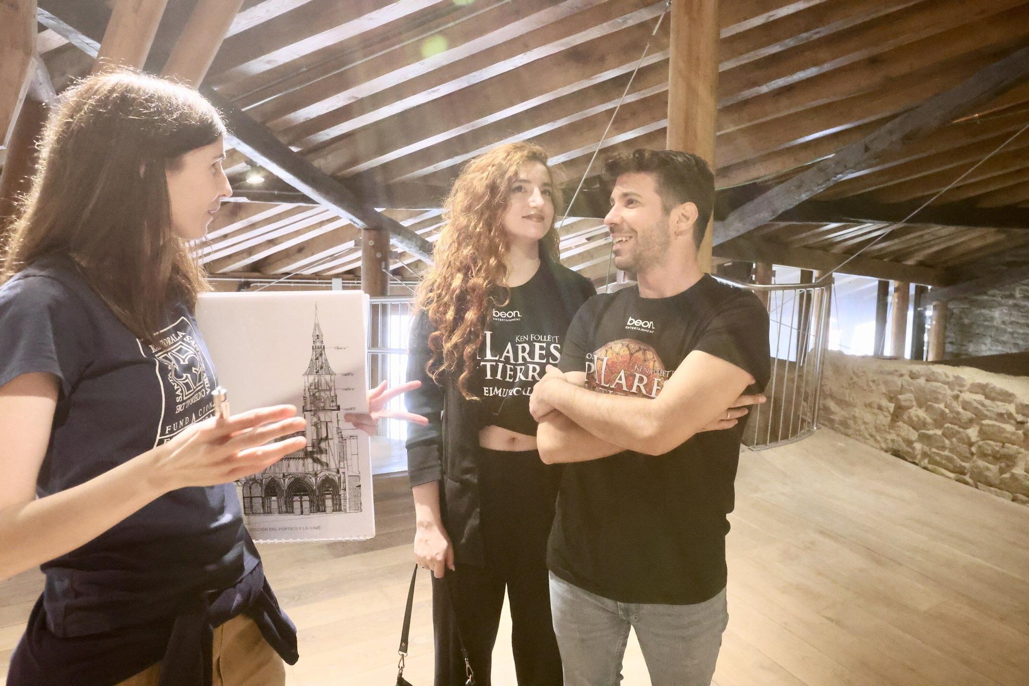 En imágenes: Parte del equipo de 'Los pilares de la Tierra, el musical' visita la Catedral Santa María de Vitoria-Gasteiz