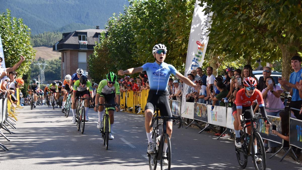 El vitoriano se impuso este domingo en la última etapa de la Vuelta a Álava cadete