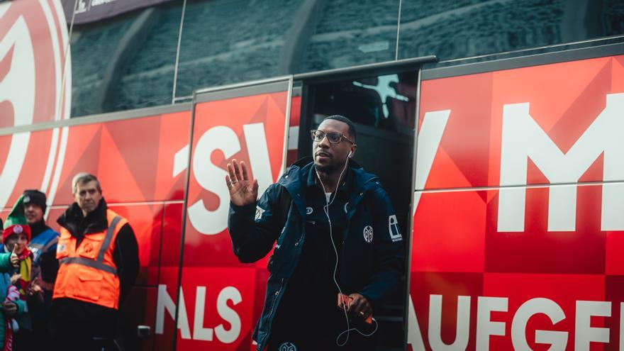 Sheraldo Becker disputa sus primeros minutos con el Mainz