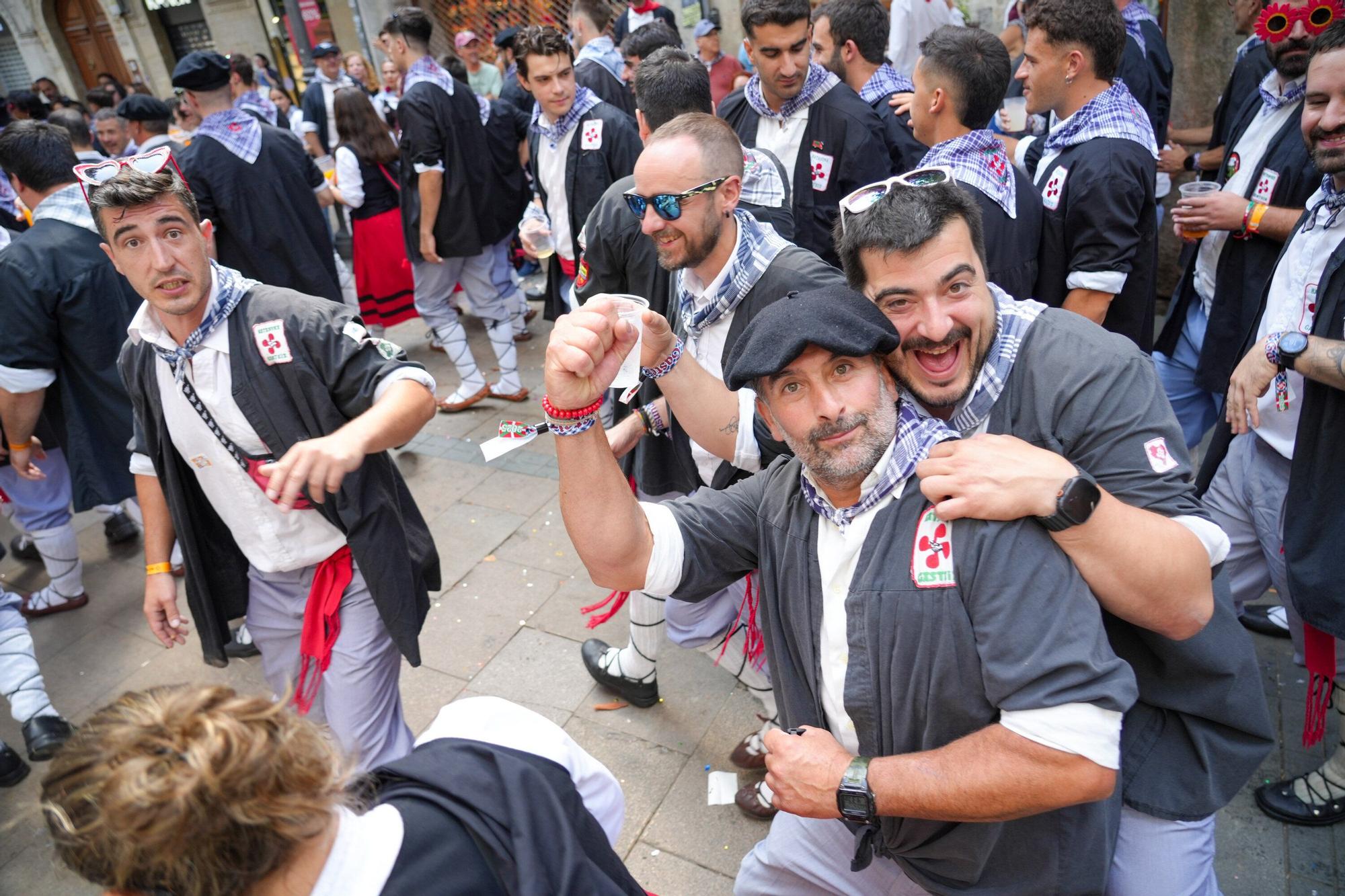 En imágenes: Blusas y neskas desfilan en el primer paseíllo
