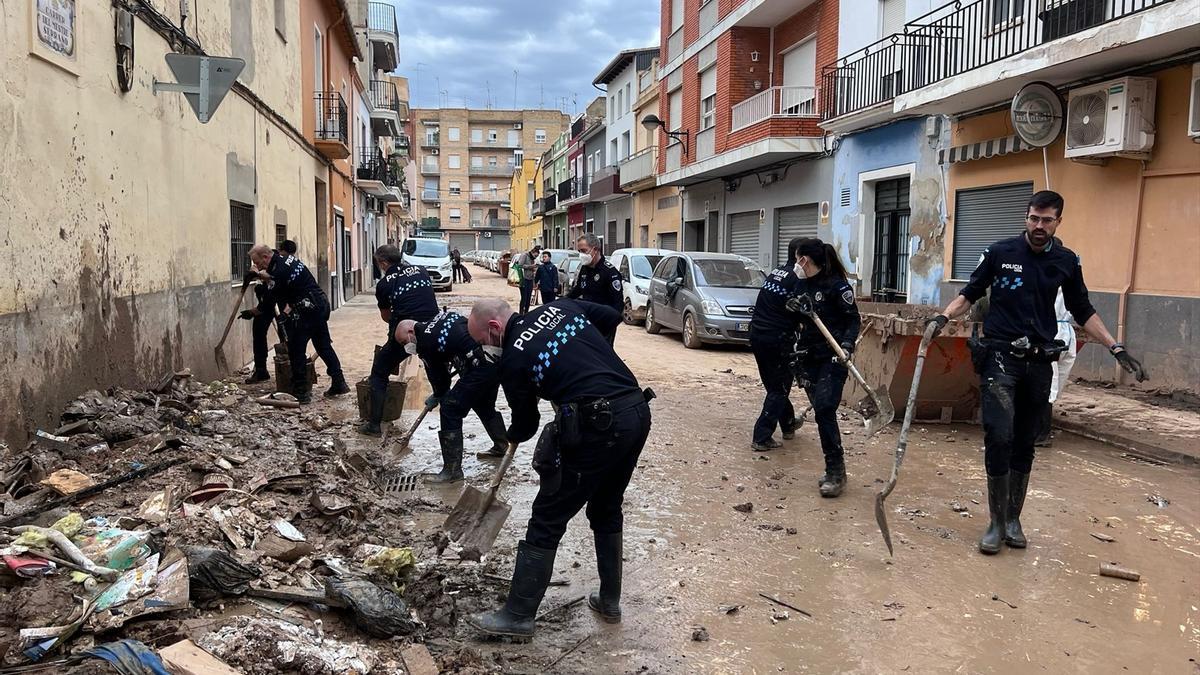 Valencia sigue retirando lodo y buscando desaparecidos dos semanas después de la Dana