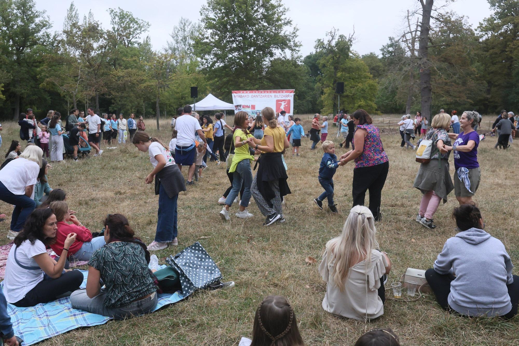 En imágenes: Las campas de Olarizu se llenan de fiesta